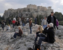 Grabisnin turistët në Akropoli<br />pranga shqiptarit dhe 2 grekëve