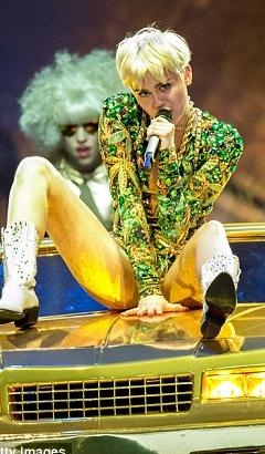 Miley akuzohet p&euml;r performancat si porno