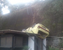Vdes shqiptari në Greqi, bie nga<br />8 m lartësi, makina qëndron mbi çati