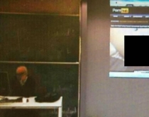 Zvicër, mësuesi shikon porno<br />online në klasë, shkarkohet