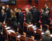 Basha jep direktivat nga<br />celulari për të braktisur Kuvendin