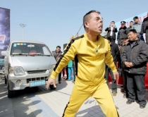 FOTOLAJM/ Njeriu i &ccedil;mendur q&euml;<br />t&euml;rheq makina me hund&euml;n e tij