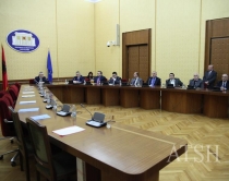 Referendumi, m&euml; shum&euml;<br />presion se sa nj&euml; zgjidhje