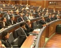 P&euml;r dy terma anakronik&euml;<br />n&euml; fjalorin politik