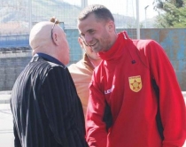 Mentor Mazrekaj k&euml;rkon falje<br />publike, rikthehet te Partizani