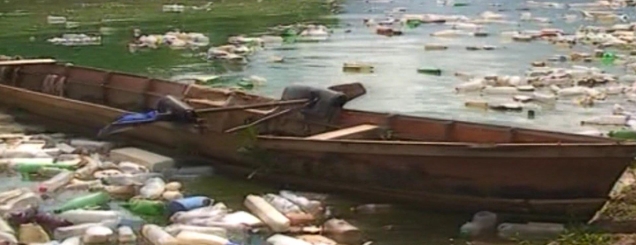 Katastrofë ekologjike në liqenin<br />e Fierzës, mbulohet nga mbetjet