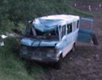 Kukës, furgoni del nga rruga<br />Familjarët ktheheshin nga varrimi