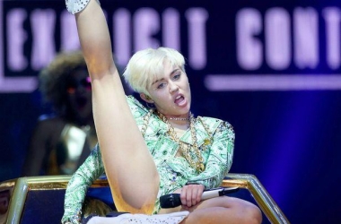 Këshillat e Miley Cyrus: “Pini drogë<br />dhe bëni seks me gjininë e njëjtë”