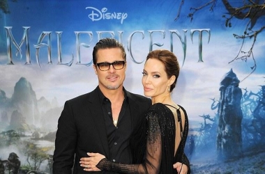 Çifti Jolie-Pitt më të dashuruar<br />së kurrë në premierën e “Maleficent”