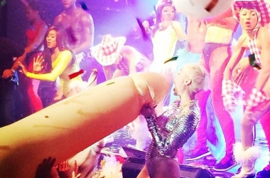 Miley Cyrus vijon skandalet në Londë