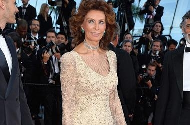 E mahnitshmja Sofia Loren<br />mbështet të birin në Kanë