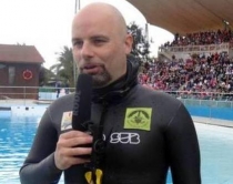 Njeriu i rekordeve n&euml;n uj&euml;, 15&nbsp;<br />rrotullime n&euml; vet&euml;m 1 min e 32 sek