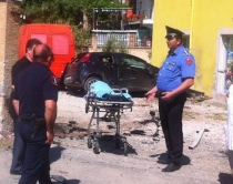 Lezhë, makina përplaset me murin<br />rrethues, humb jetën një 33-vjeça