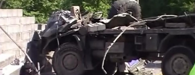 Kamioni ushtarak përplaset me<br />dyqanin, humb jetën drejtuesi