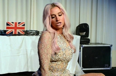 Kesha: “Bumilinë ma shkaktoi industria muzikore”