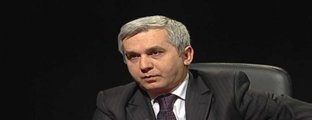 E majta nga Luigj Gurakuqi tek dh&euml;ndri i Qazimit