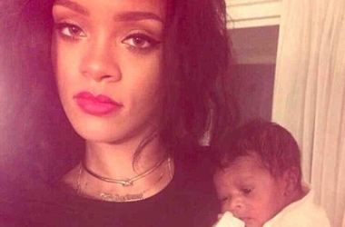 Rihanna, mesazh t&euml; pap&euml;rshtatsh&euml;m<br />n&euml; bluz&euml; p&euml;r ardhjen n&euml; jet&euml; t&euml; nipit