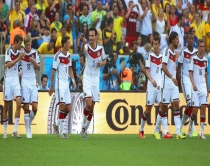 Humels dhe fati &ccedil;ojn&euml; Gjermanin&euml;<br />n&euml; gjysm&euml;finale, largohet Franca