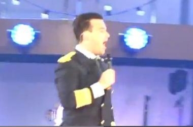 Rr&euml;zohet nga skena Robbie<br />Williams, thyen krahun e fanses