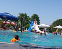 Lojërat në pishinë, ja ç&rsquo;ndodh<br />kur të rriturit rrëshqasin si fëmijët