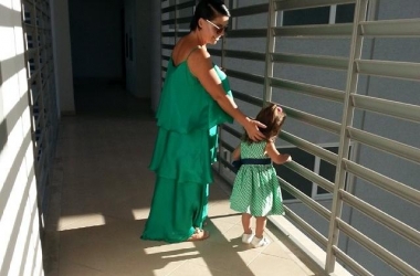 Aurela Gaçe kombinon stilin 
e veshjes me të bijës