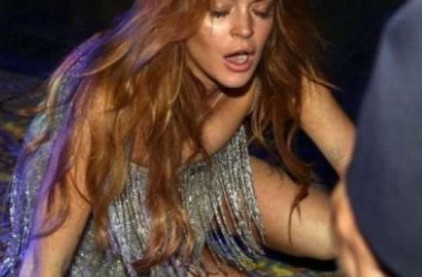 Lindsay Lohan rrëzohet gjatë<br />“Festivalit të Fimit në Itali”