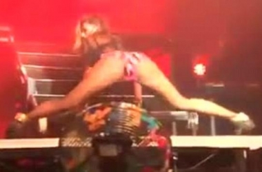 Nicole Scherzinger lë pas Rihannën 
dhe Miley me të pasmet në skenë