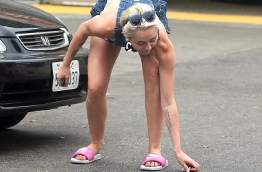 Miley “hap” këmbët<br />edhe në karburant