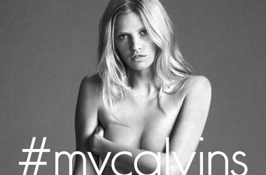 Lara Stone pozon topless për Calvin Klein  