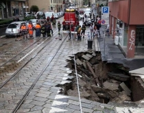&ldquo;Fryhet&rdquo; Seveso e përmbyt Milanon<br />gropë 12 m e thellë në mes të qytetit