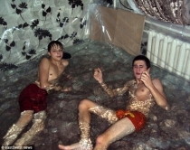 FOTOLAJM/ Adoleshentët rusë<br />ndërtojnë pishinë brenda dhomës