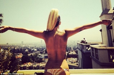 Rita Ora topless në Los Angelos