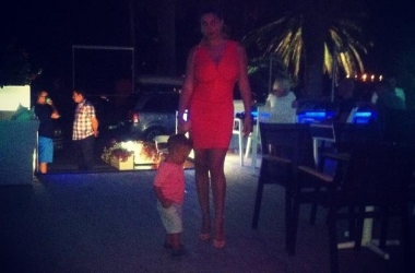 Fernando shoqëron mamanë 
e tij seksi në orët e vona