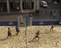 Lojtarët olimpik të volejbollit sjellin<br />rërë në mes të londrës