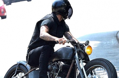 David Beckham xhiro me motor, 
e tradhëtojnë tatuazhet