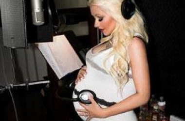 Christina Aguilera i këndon<br />bebes së saj në bark