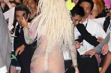 Lady Gaga me veshje të tejdukshme<br />në aeroportin e  Japonisë