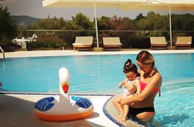 Eneda Tarifa në pishinë<br />me vogëlushen Arian