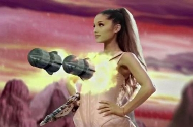 Gjoksi i Ariana Grande si<br />&ldquo;arm&euml; zjarri&rdquo; n&euml; klip