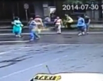 Videolajm/ Kalon semaforin me të <br />kuqe, polici ndjek me vrap motorin