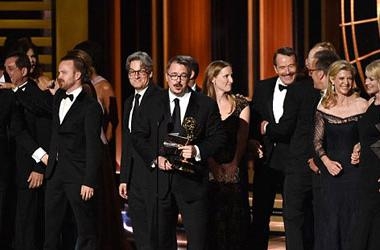 “Emmy Awards” triumfojnë serialet<br />“Breaking Bad” dhe “Modern Family”<br /> FOTO