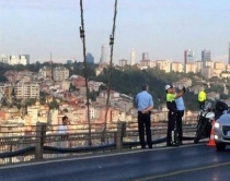 FOTOLAJM/ Polici b&euml;n selfie gjat&euml;<br />nj&euml; tentative p&euml;r vet&euml;vrasje