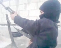 VIDEOLAJM/ Ja se si ISIS mëson<br />fëmijët e vegjël të përdorin armët