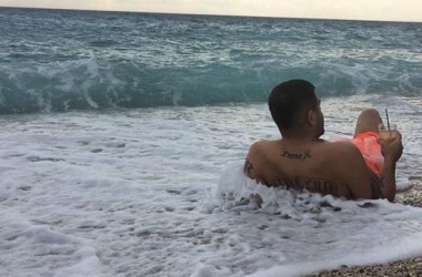Noizy tregon tatuazhet<br />në plazhin e Dhërmiut