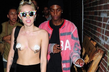 Miley Cyrus mbërrin<br />në festë pa reçipeta 