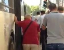 Video/ Prishet autobusi në mes<br />të rrugës, pasagjerët e shtyjnë