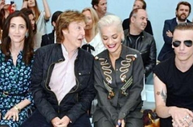Rita Ora bashkëpunim me Paul McCartney?<br /> Këngëtarja nuk vesh reçipeta, ekspozon gjoksin