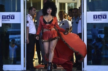 Lady Gaga mbërrin në Stamboll<br />me “pizhama” të kuqe 