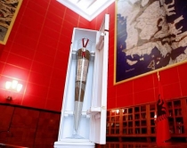 Rama: Dhurata p&euml;r Pap&euml;n, nj&euml;<br />Kup&euml; dheu prej tok&euml;s s&euml; shqiptar&euml;ve