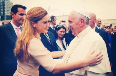 FOTO/Ajola Xoxa: “Përqafimi me<br />Papën, më i miri në jetën time”